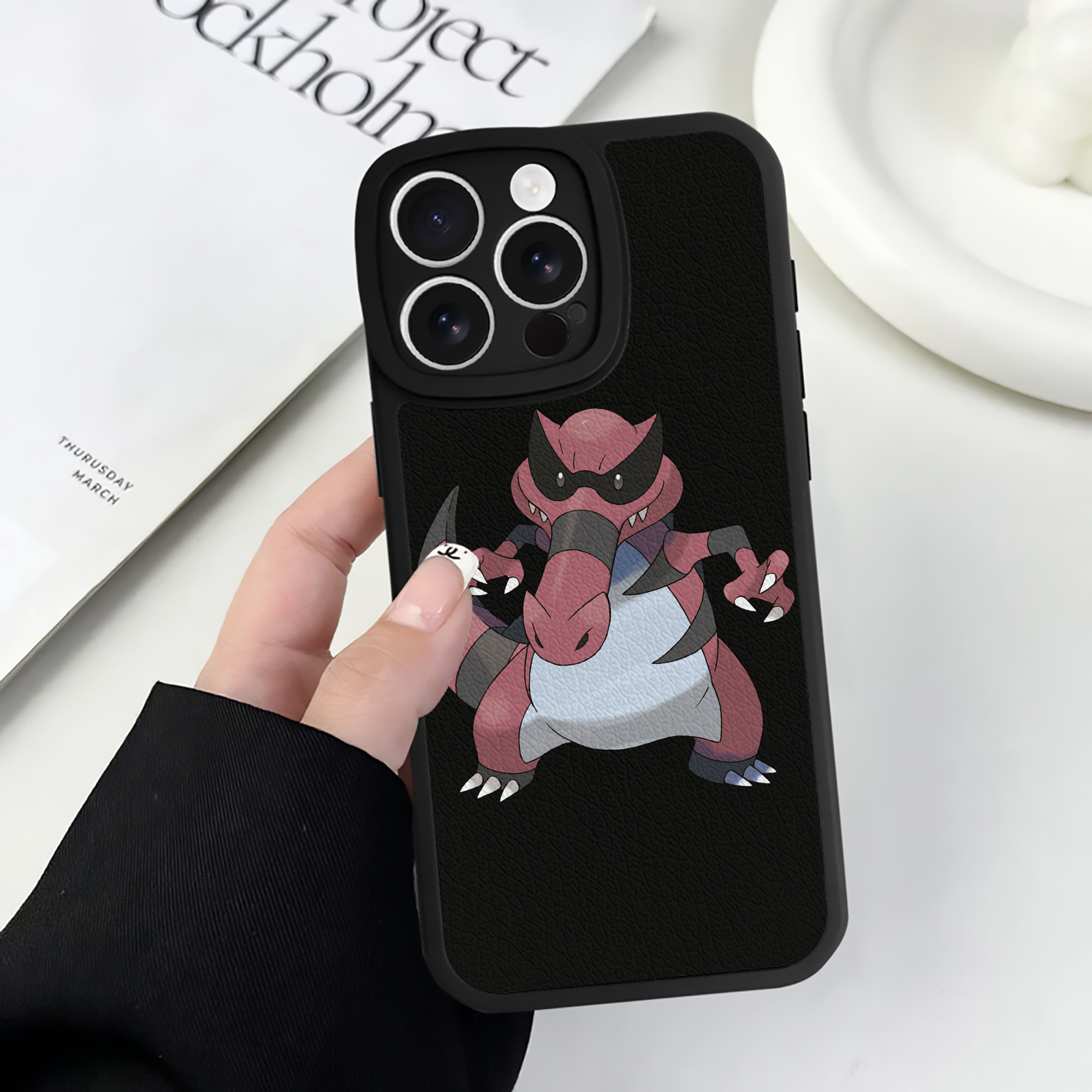 （画像用） ポケットモンスター Pokémon 【iPhone 16シリーズ対応】シリコンスマホケース（レザー調） 材質：シリコン